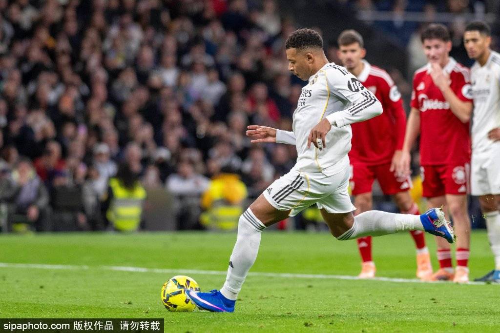 欧冠射手榜最新战况：姆巴佩13球领跑，谁能撼动这座金靴高地？