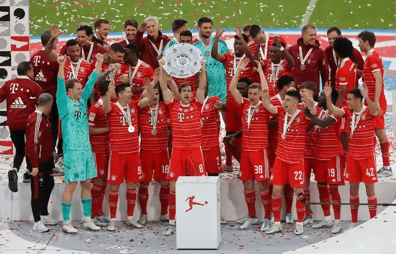 德甲巅峰对决：多特蒙德主场硬刚拜仁，争冠悬念再起！