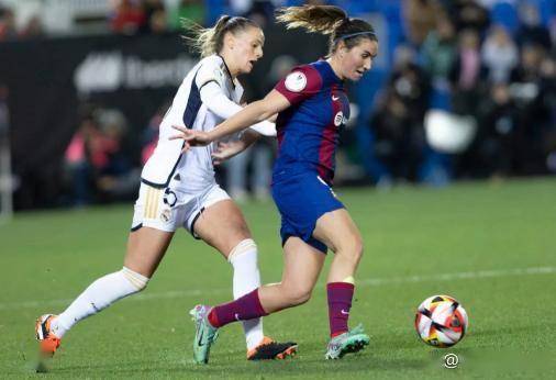 6万人见证12-2屠杀！巴萨女足9天3杀皇马，赛季六战全胜狂轰25球，诺坎普创上座新纪录